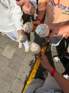 True wealth in real life ❤️

Ik ging offline, zette alles op een laag pitje en genoot van de grote kleine dingen tijdens mijn heerlijke Texelse-strand-zomer.

Geen next-level, geen groei, geen nieuwe doelen of ontwikkelingen.

En dat was me toch een mega ontwikkeling 😍

1. Geen vakantie zonder spikkelijs bij de boot
2. Eindelijk weer tijd gemaakt om ons huis op te leuken
3. Anti-oxidantenbommetjes uit de natuur. Krijg ik geen genoeg van
4. Liefde voor dit kind
5. Ons strandhuisje onder de sterrenhemel 🥹
6. Verwondering in de pluktuin 🌺 Hier houden we allemaal van (zelfs de pubers)
7. We plukten zelf onze lunch bij elkaar uit de pluktuin.
8. Mijn lievelingsmoment in de zomer: de hei staat weer in bloei 💜
9. Never gets old
10. Eindeloze summernights on the beach
11. Niks romantischer dan het licht van de vuurtoren over het strand
12. Me in my habitat 
13. Twaalf jaar gewacht ons huisje op het strand 
14. Family beach bbq’s zijn de beste zomervakantie herinneringen
15. Full Moon rise over the sea 🌕
16. Home ❤️
17. Favoriete bezigheid en view
18. Mama ❤️💔
19. Sail 2025